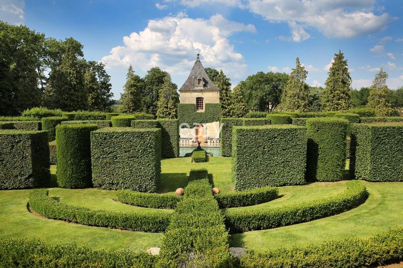 event venue rental with beautiful gardens located near the city of Toulouse